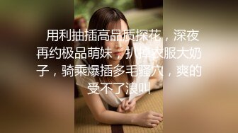 大妈凳子上玩玩具一秒就入戏了