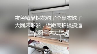 双胞胎姐妹花一起玩弄假鸡巴，全程露脸道具玩逼，把沙发都湿透了，带上假鸡巴后入草妹妹