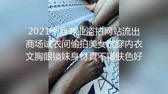 刚生完孩子的美少妇，巨乳大奶一挤奶就流母乳出来，玩黄瓜69姿势特写逼逼