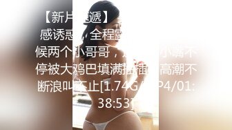 【新片速遞】 ????这美女也太牛了吧 当这么多人面撒尿，☝完全无视路人存在啊【130MB/MP4/01:25】