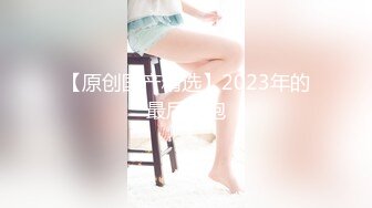 极品淫乱骚婊 4P堪比AV 两手各握肉棒一个舔B (1)