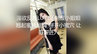 偷窥婚礼当天新娘子和伴娘换衣服