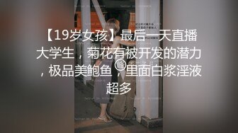 【新片速遞】  迷人的小少妇兔女郎装扮沙发上玩大黑牛，自慰阴蒂高潮喷水把沙发都搞湿了，无毛骚穴自己抠AV棒刺激乳头