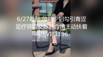 YC商场抄底白衣格子裙长腿美妞微透蓝内裤一侧漏毛中间有湿痕