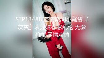 地铁站一路跟踪偷拍长裙少妇竟然没有穿内裤