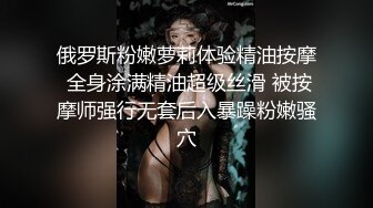 落地窗旁操美臀妹妹，细腰蜜桃臀，堪称极品，跪在椅子求操，后入撞击自己动，撞的肉直抖动