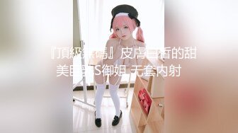 穿着浅蓝色轻飘飘百褶裙美女逛街裙子被风吹起内裤全露出发现用手去捂已经晚了