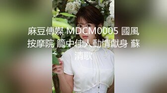  颜值很高的新人美女被好几个大哥玩弄，对着脸撸鸡巴交，吃奶玩逼有说有笑，