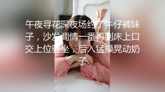 眼镜小哥跟风骚少妇在浴室里激情啪啪，全程露脸无套抽插干的很卖力气，享受骚逼少妇的深喉口交互动撩骚狼友