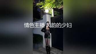 白皙漂亮的美女看见出差刚回来的男友突然开车接她下班,兴奋不已说：今天在车上玩玩吧.2人在马路边玩车震!