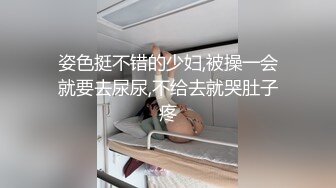 被C奶女神按在地板上摩擦