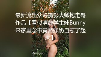   秃顶中年大叔幸福生活，两个嫩妹激情双飞，肉感身材无毛肥穴，操完一个再换另一个