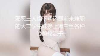 漂亮的两个女孩没事做，玩点激情