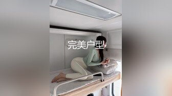 骚妈与儿子在家激情演绎，露脸逼毛没多少很干净把儿子鸡巴舔硬让儿子给舔逼逼好骚啊，激情抽插浪叫不要错过