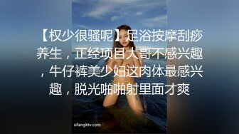 专注人前露出与路人同框美腿女神GI9ZA视图集，公园超市广场哪人多往哪去和老登一起锻炼 (2)