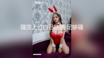 甜美牛仔短裤妹子，穿上白色网袜沙发上骑坐抽插，床上侧入大力猛操呻吟