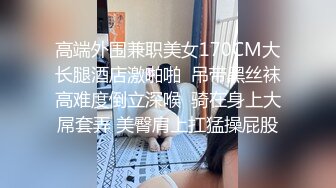  新来的小仙女全程露脸发骚，浴室洗澡诱惑狼友，跟狼友互动撩骚