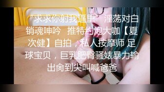 性感漂亮的牛仔短裙美女趴在床上正在玩手机被男友掀开裙子骑在屁股上各种爆插 操的太激烈了