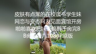 把摄像头藏在鞋子上站在试衣间门缝旁偷拍妹子换衣服