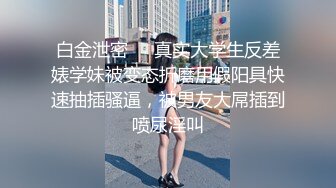 韵味阿姨带着女儿一起上厕所，阿姨还来着姨妈 嘘嘘的尿液流淌着姨妈血