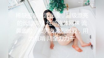 穿背带裤的少妇以这种方式尿尿 笑死