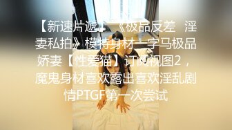 苗条漂亮妹子非常配合各种动作，淫水流了一片。