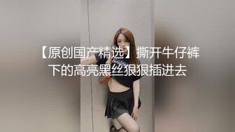 肤白貌美大眼睛漂亮小姐姐约到酒店性感紧身黑衣