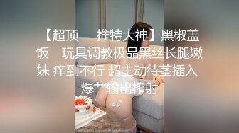 公共厕所众目睽睽下勾搭陌生人,一群路人驻足观看男男做爱