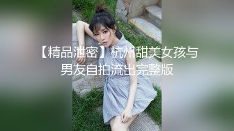 饥渴熟女厨房玩大黄瓜 身材性感诱惑