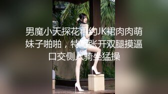 20岁酒红色美甲的鸡婆：你手好冰呀，我给你弄，来，趴下来一点，快点艹我 我受不了。看着成人片做爱，真是幽默！