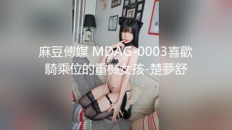 超市收款台抄底没穿内裤的少妇 这B毛太刺激了