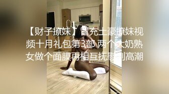 美妞厕所跪着给男友吃鸡鸡