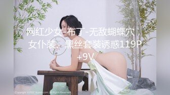 青春活力眼镜反差学生妹，长相老实，内心很开放，背後挂着自己写真艺术照