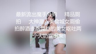 鸭舌帽刚播新人小姐姐诱惑秀，情趣制服没穿内裤，抬起双腿特写肥穴，掰开揉搓阴蒂，翘起大屁股对着镜头