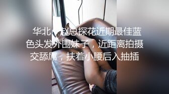 隔板下多角度拍摄 玩手机的酒店服务员 正跟老公聊微信 不知被人拍了黑逼