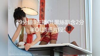 【新片速遞】公交车站一路跟踪CD短裙美女竟然没有穿内内❤️两片有点发黑的大阴唇直接暴露出来了