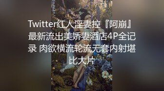 黑鸡的鸡巴太粗小妞小心翼翼的掰开小穴套弄