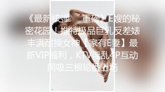  超级卡哇伊的黄毛小美眉，全裸睡着了偷偷先开被子直接后入