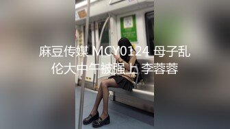 大屁股气质大学生美眉和男友拿着单反机宾馆开房自拍