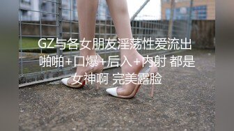 美娇妻趴沙发边玩手机边吃屌啪啪