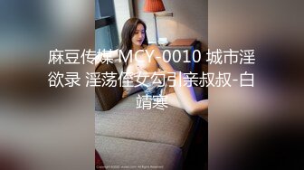  粉穴红唇骚骚美女大战头套男，舔奶子撕裆揉逼跳蛋震动很享受