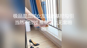 2男1女不知三人什么关系主题情趣酒店开房3P丰满大奶妹服务相当到位还给毒龙放到架子上肏的嗷嗷叫听对白不像是找的小姐