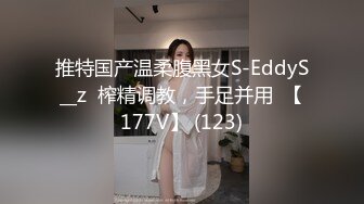 商场女厕粉衣蓝内气质优雅白领,微微张开的狭窄穴洞喷出一条直线