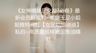 时尚性感鸭舌帽小姐姐短裙白色风衣看了就想搞脱光光