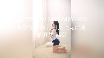 时尚牛仔裤丰满乳房极品身材人妖躺在床上亲吻大屌被操屁眼闭眼享受后门的快感