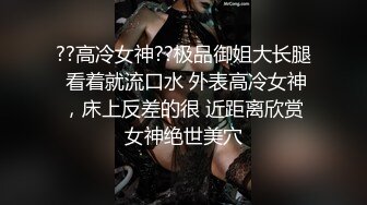 颜值不错的少妇乖巧听话床上躺着让大哥玩逼诱惑，深喉大鸡巴主动上位抽插，让大哥压在身下爆草，浪叫呻吟