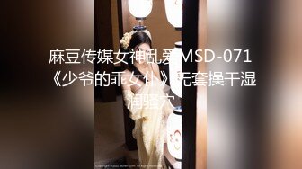  猥琐小哥迷翻漂亮的小女友找来朋友一起来玩3P