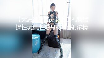 豐滿少婦邊看手機邊自摸