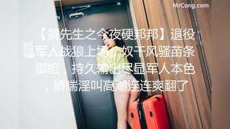 冒死趴窗偷窥房东的女儿洗澡人漂亮身材还不错