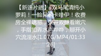 大学生背包客情侣突然性起在景区的残疾人专用公厕里对着镜子啪啪